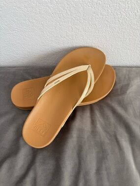 Reef Women's Tan Footbed Sandals with Gold Straps